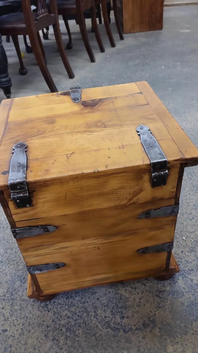 Vintage rustic pine trunk - Image 3