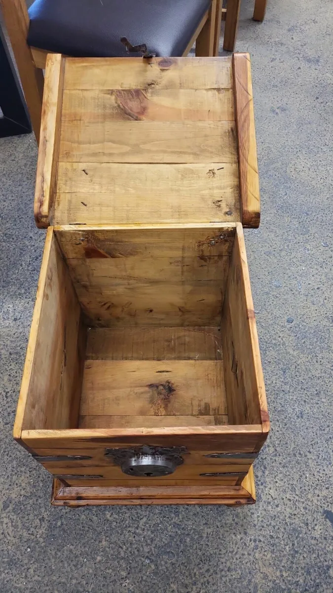 Vintage rustic pine trunk - Image 4