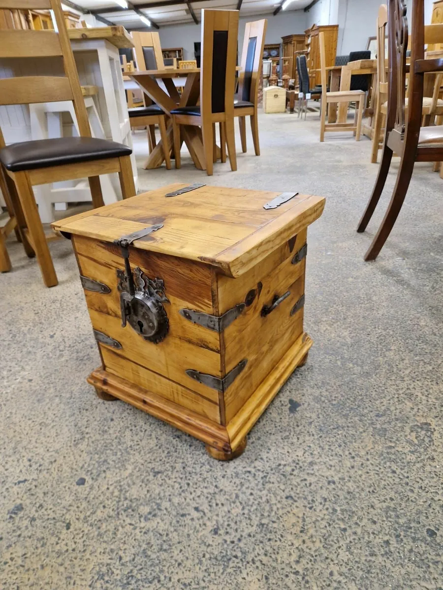 Vintage rustic pine trunk - Image 1