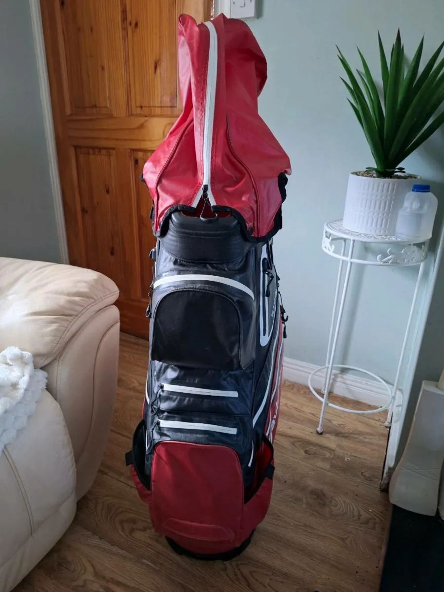Taylormade cart bag.fully waterproof - Image 2