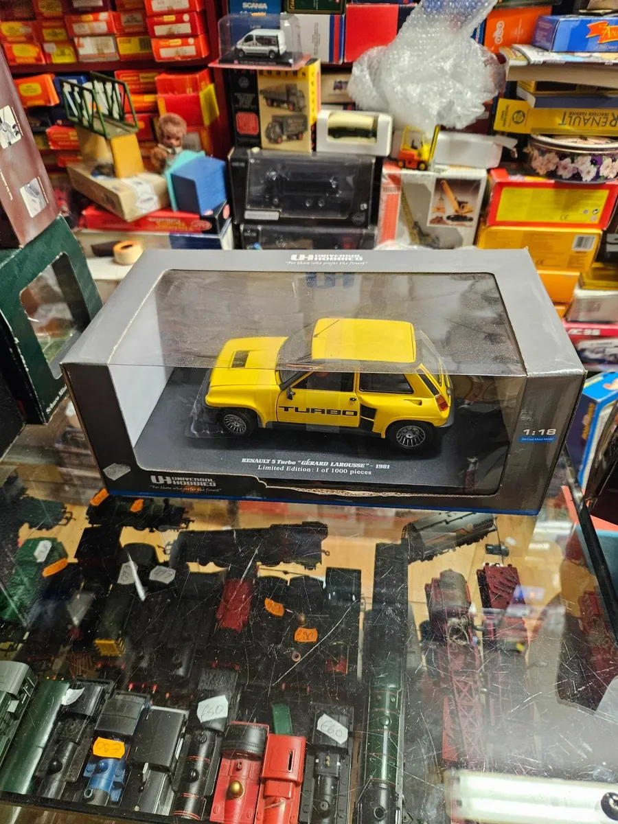 Corgi Universal Hobbies Renault 5 1:18 - Image 1