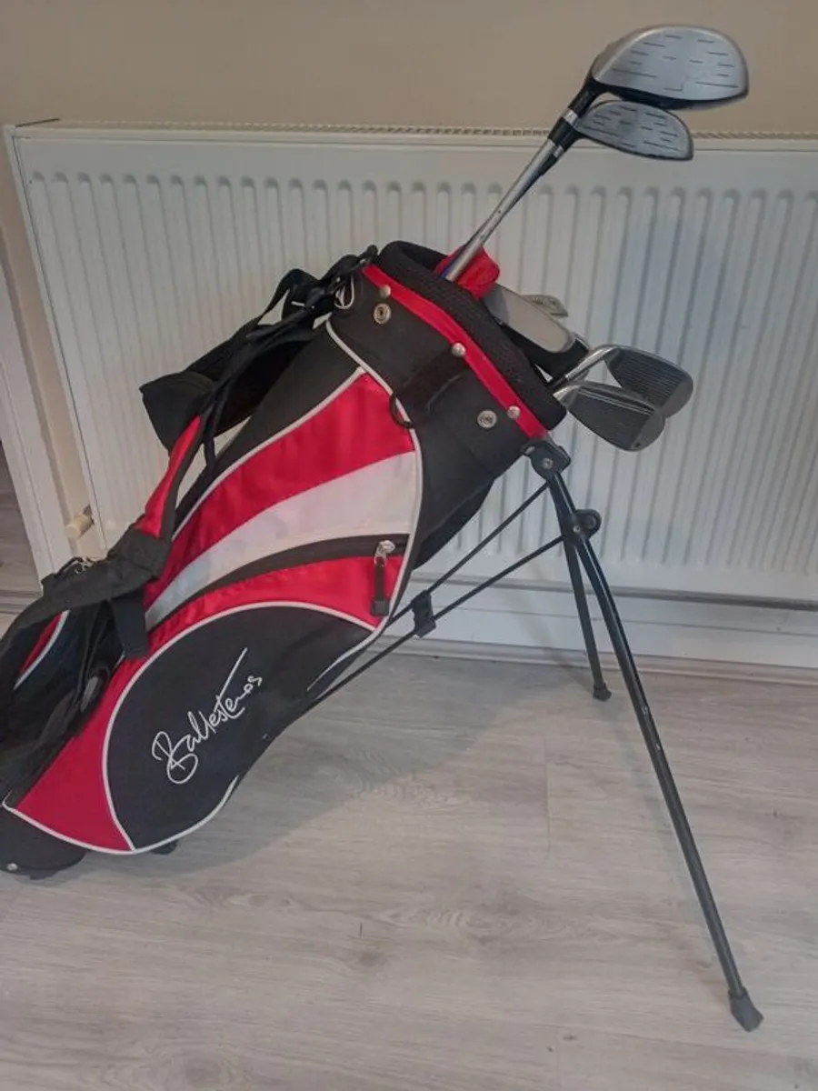 junior golf clubs and bag with stand. Right handed clubs - Image 1