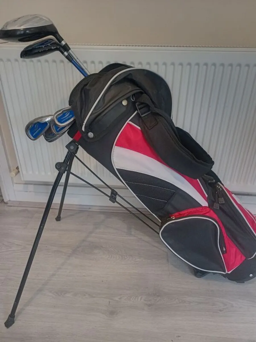 junior golf clubs and bag with stand. Right handed clubs - Image 2