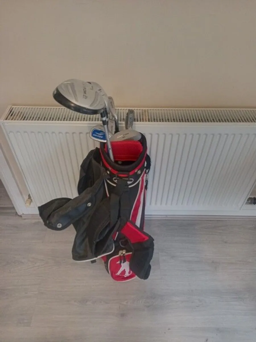 junior golf clubs and bag with stand. Right handed clubs - Image 3