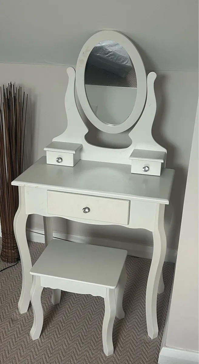 Child’s dressing table