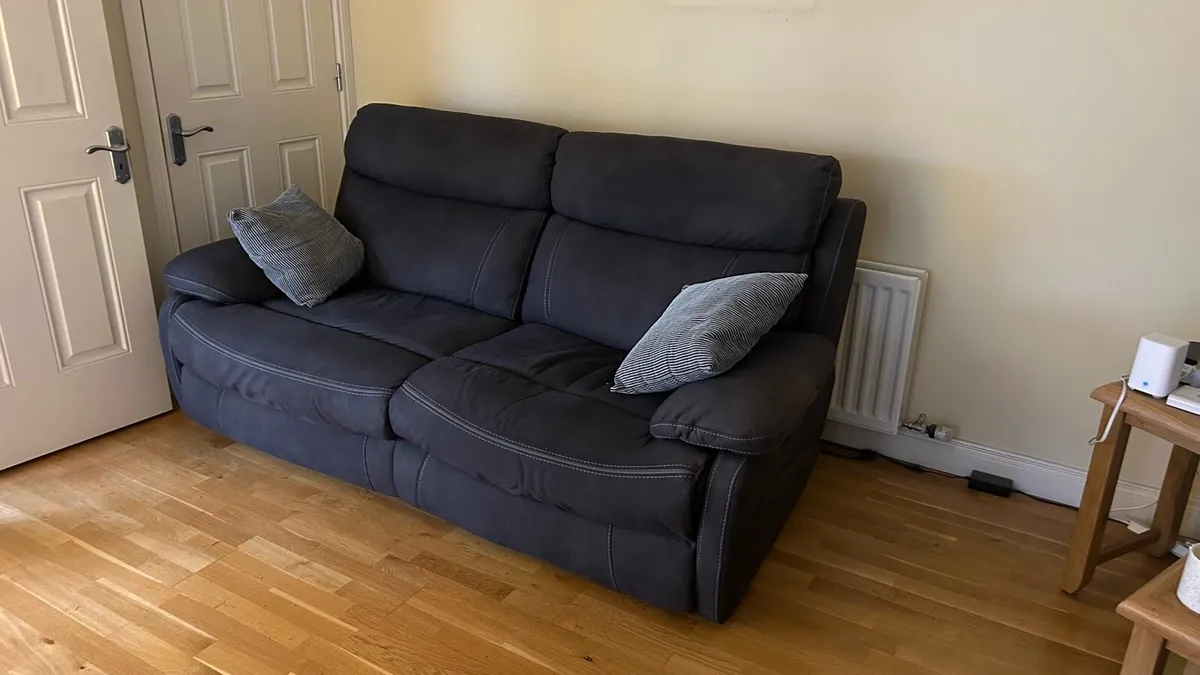Electric Reclining Couch - Image 2