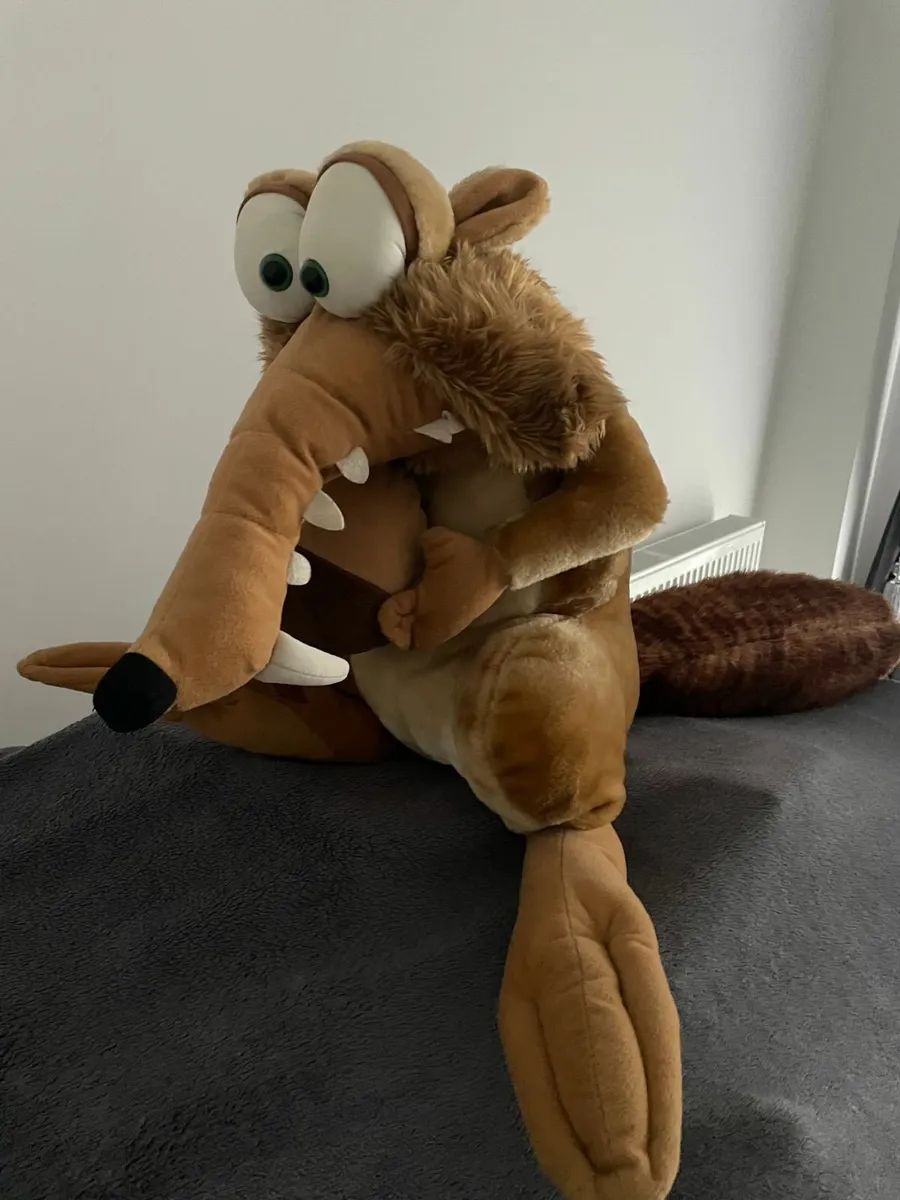 Vitage Ice Age Scrat Squirrel plush toy with a nut - Image 4