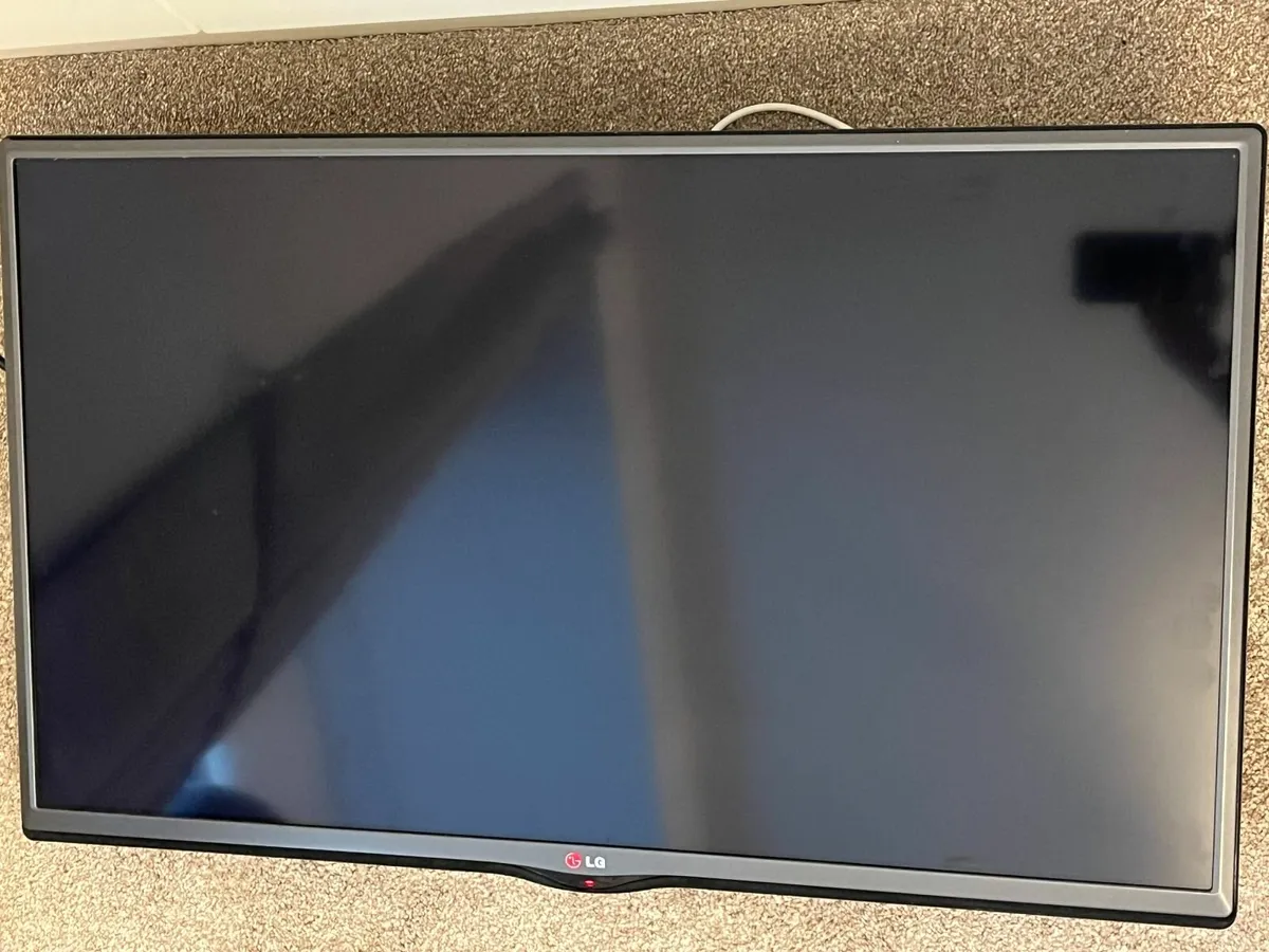 32" LG TV with Wall Mounted Bracket - Image 2