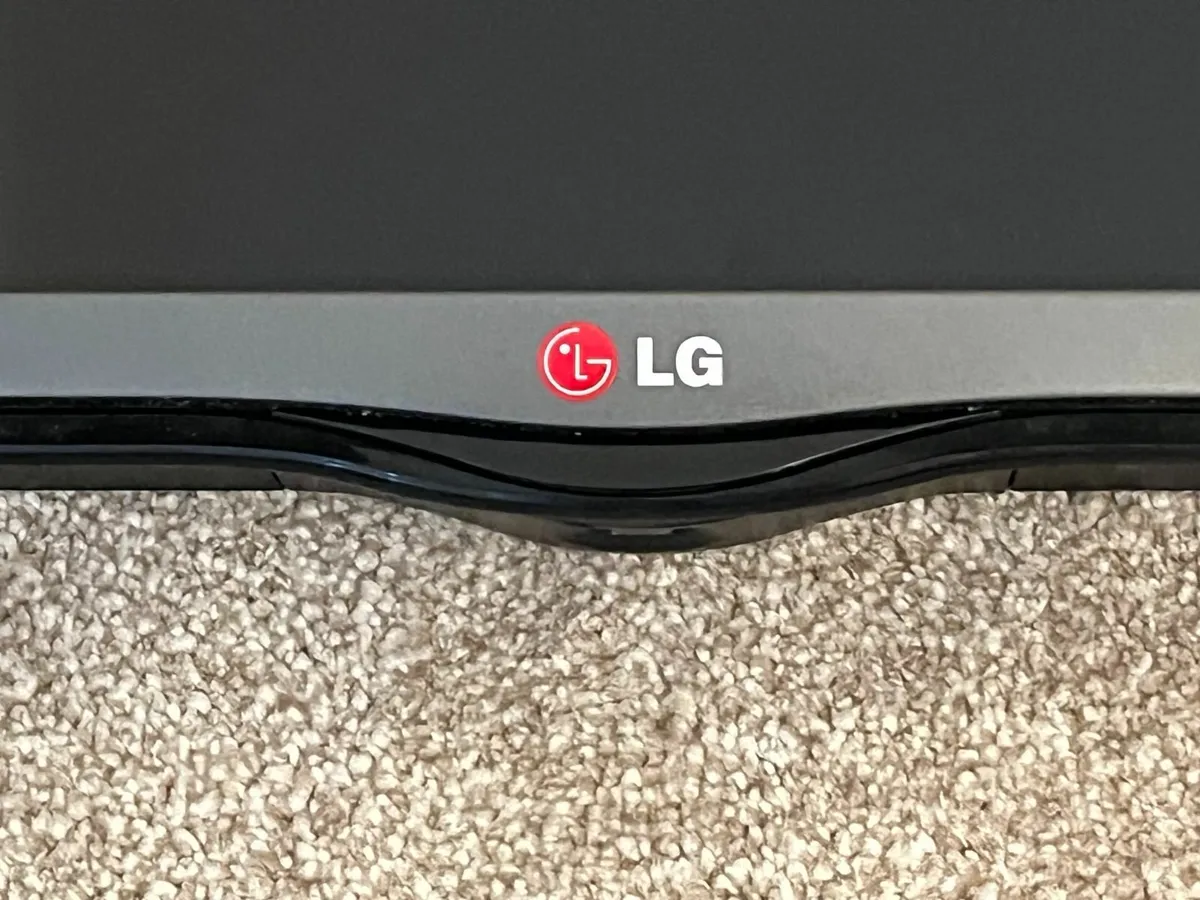 32" LG TV with Wall Mounted Bracket - Image 3