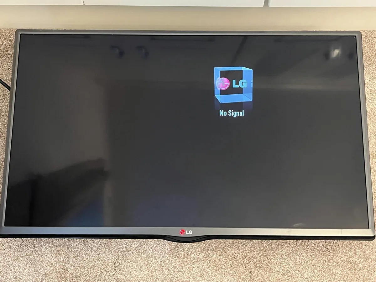 32" LG TV with Wall Mounted Bracket - Image 4
