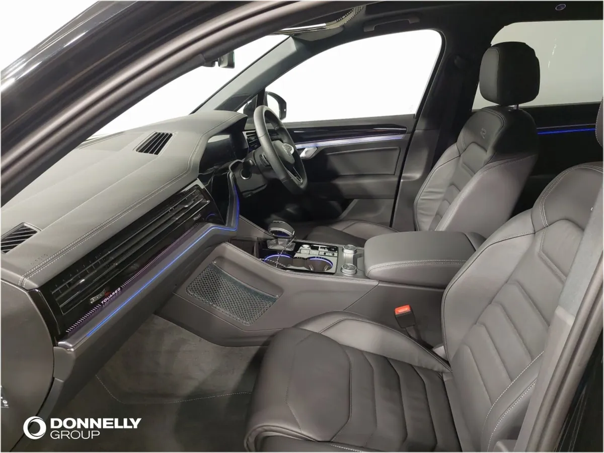 Volkswagen Touareg Diesel Estate Black Edition - Image 2