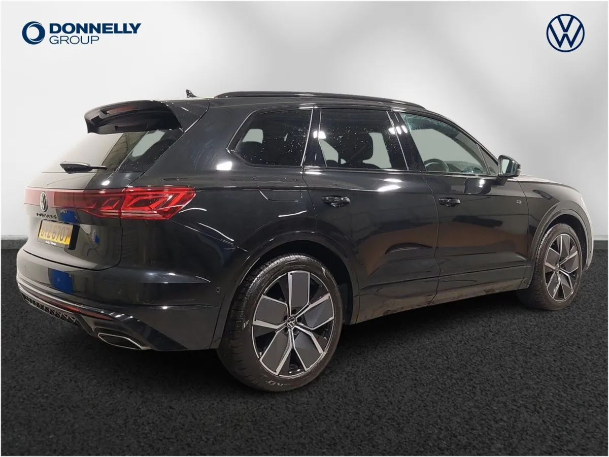 Volkswagen Touareg Diesel Estate Black Edition - Image 3