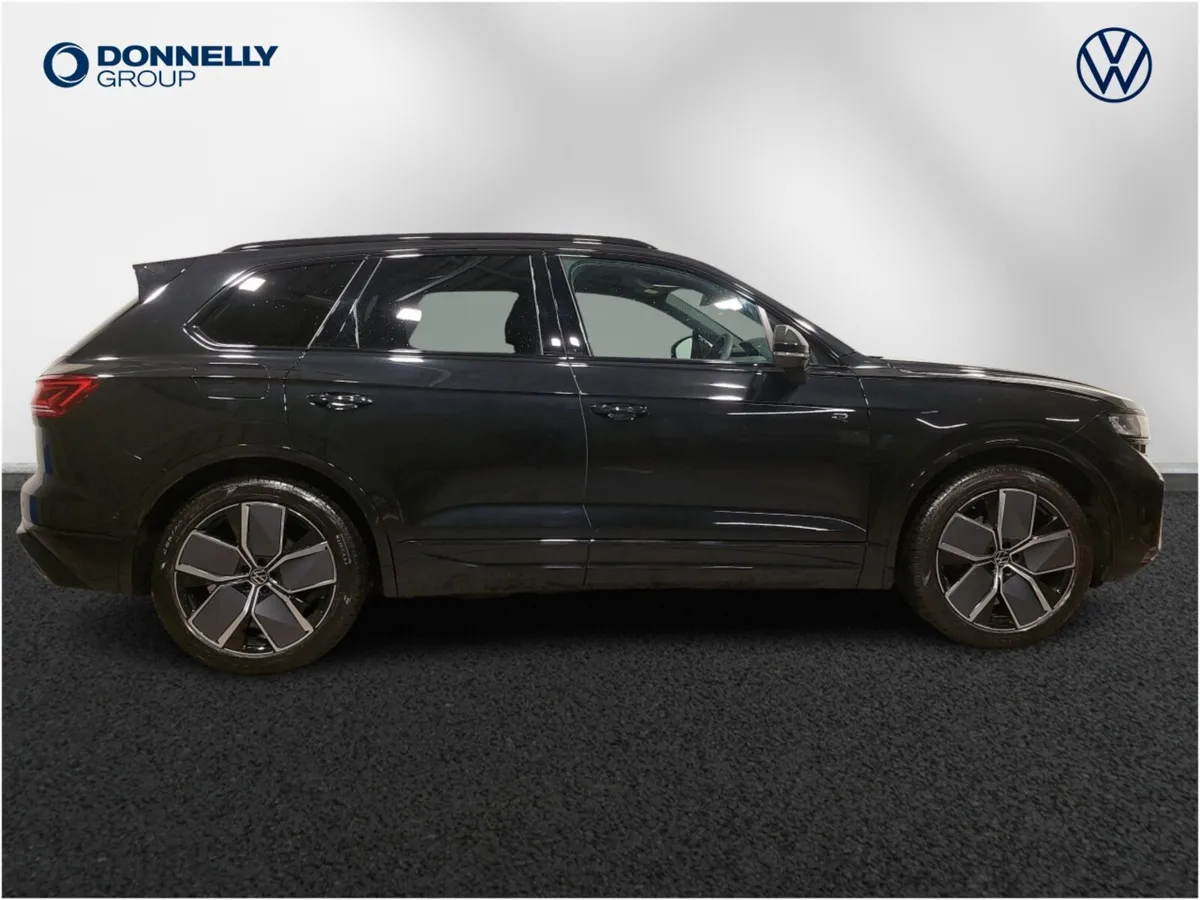 Volkswagen Touareg Diesel Estate Black Edition - Image 4