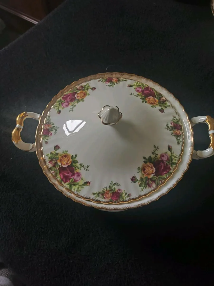 Royal Albert Country Rose Tureen - Image 1