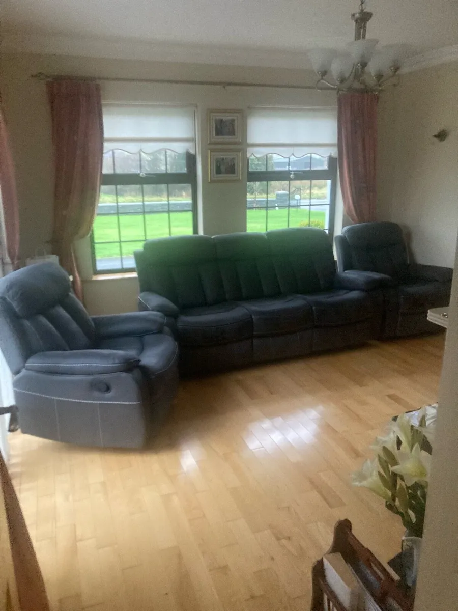 Furniture suite - Image 1