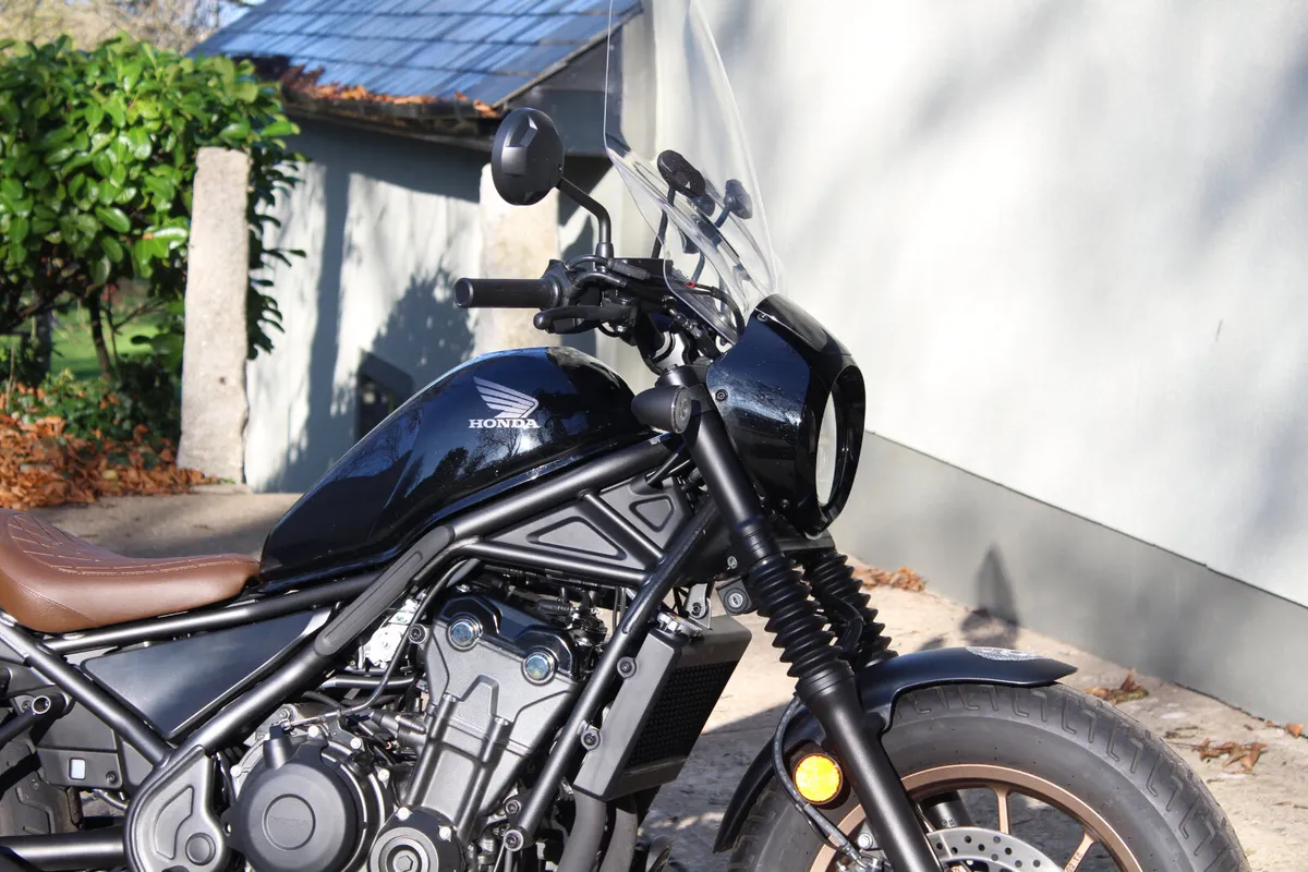 2025 Honda Rebel 500 with Extras. - Image 3