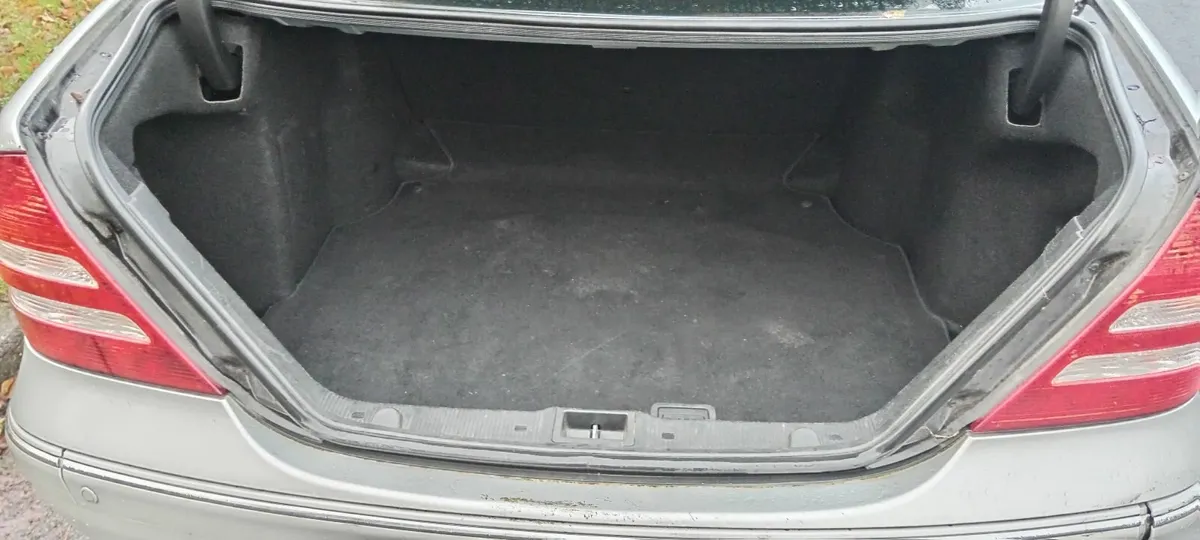 Mercedes-Benz C-Class 2007 - Image 2