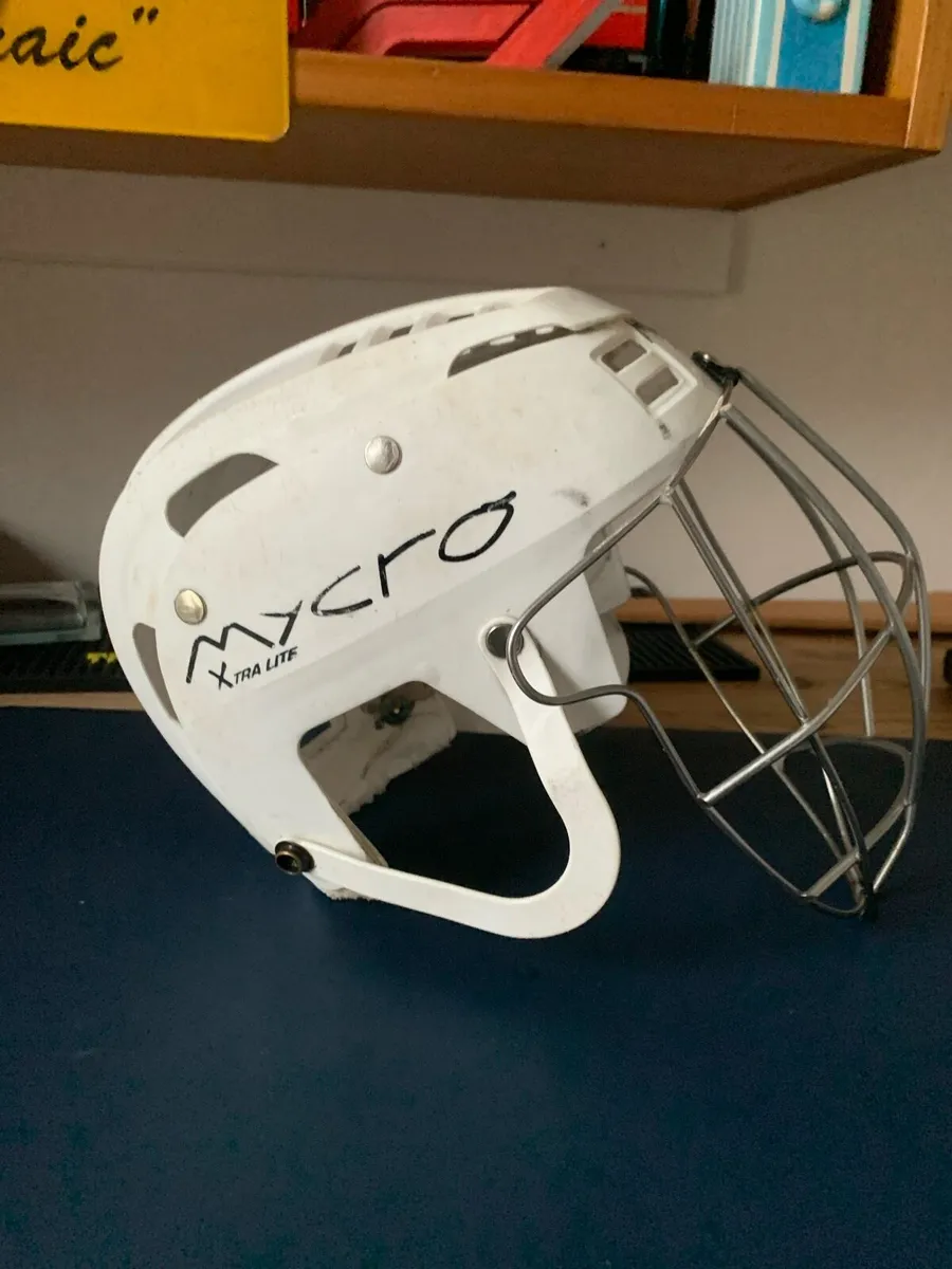 Hurling helmet - Image 1