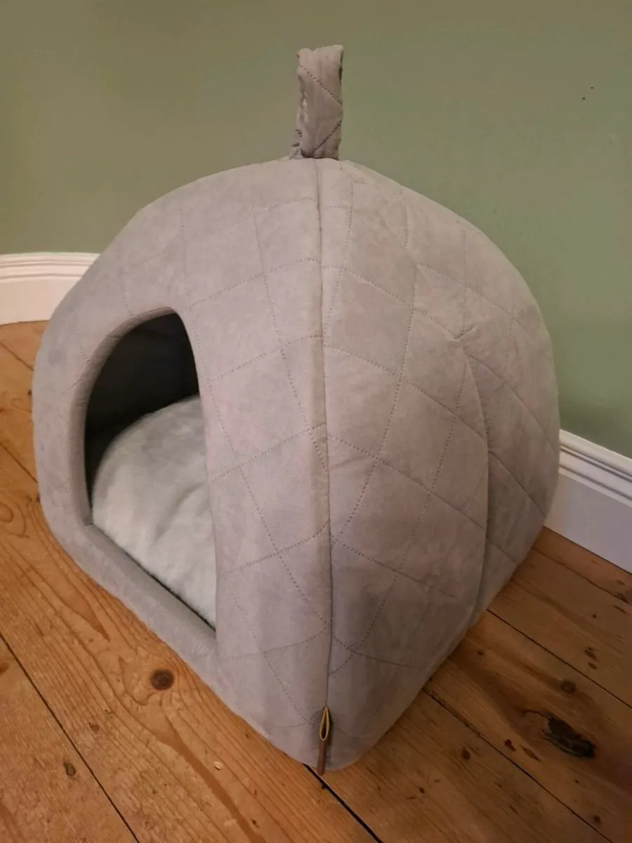 Enclosed Cat Bed - Image 1