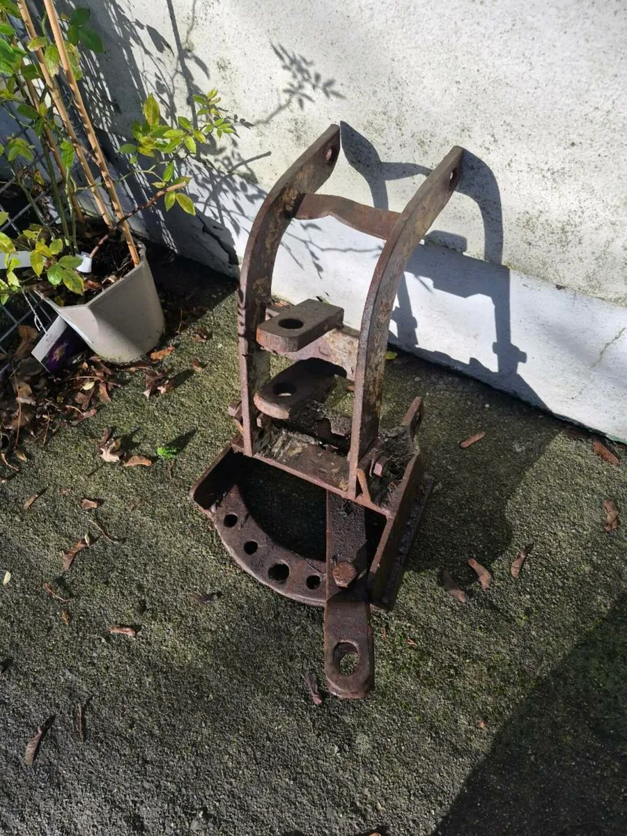 STOOL HITCH - Image 2