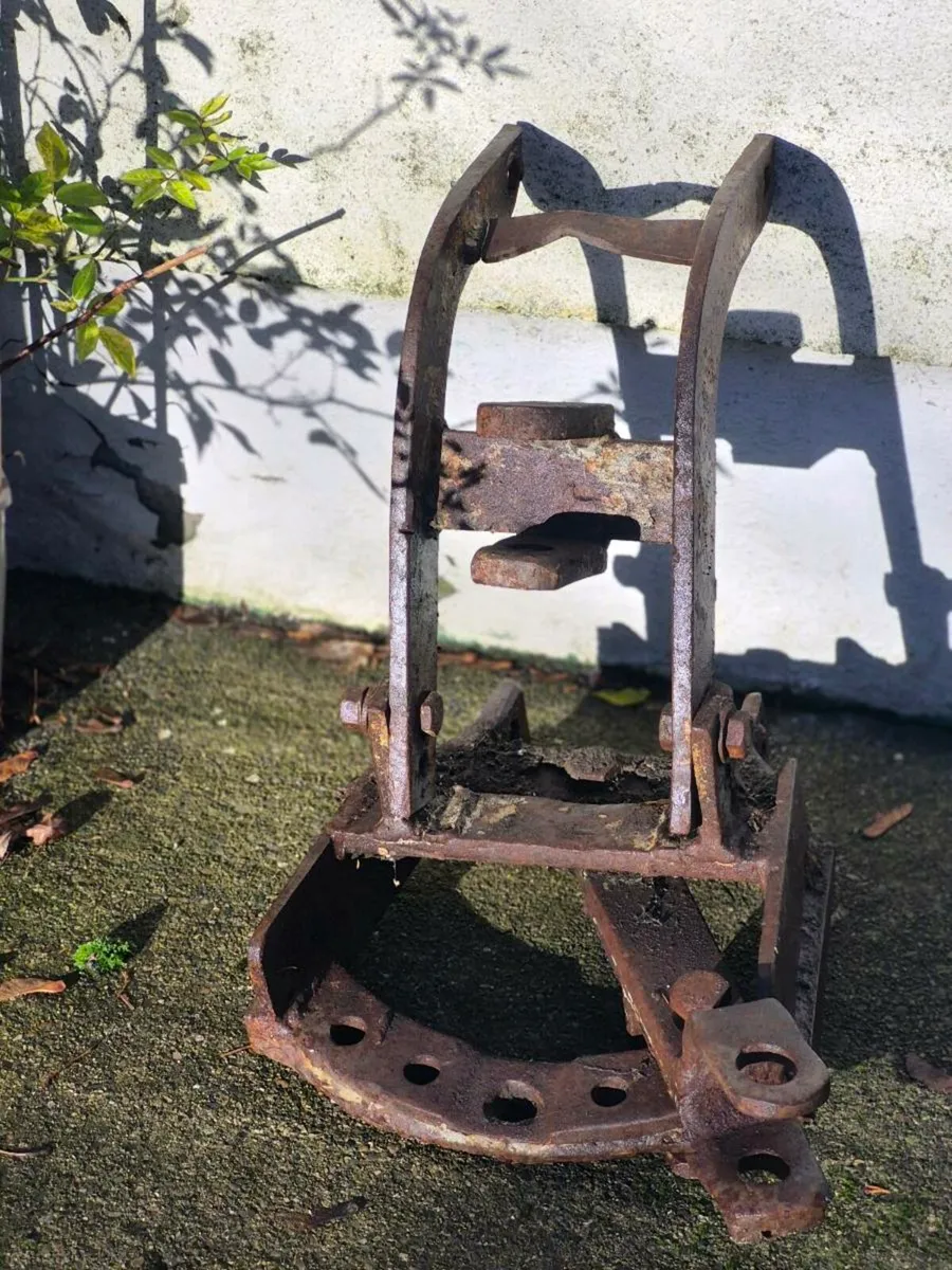 STOOL HITCH - Image 3