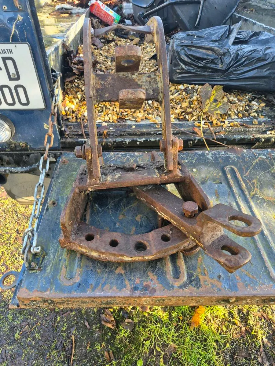 STOOL HITCH - Image 1