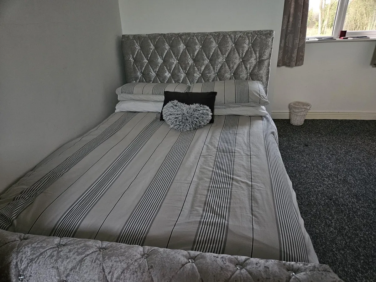 Crushed velvet double bed - Image 1