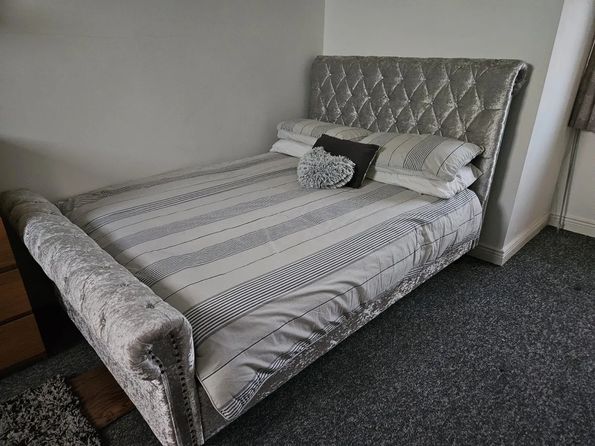 Crushed velvet double bed - Image 2