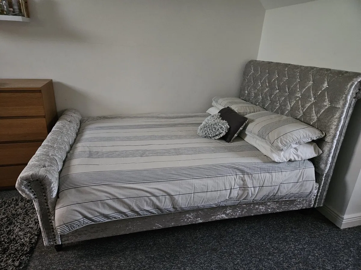 Crushed velvet double bed - Image 3