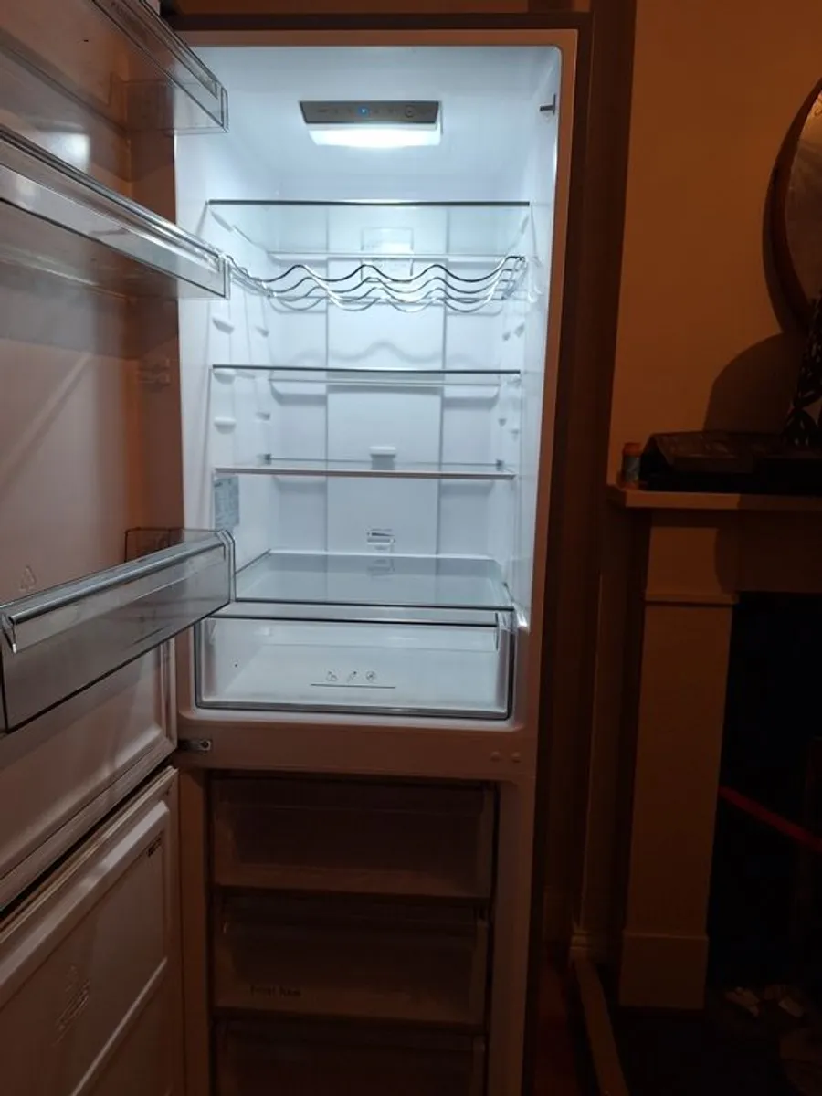 Kenwood 60/40 Frost Free Fridge Freezer (Silver) - Image 2