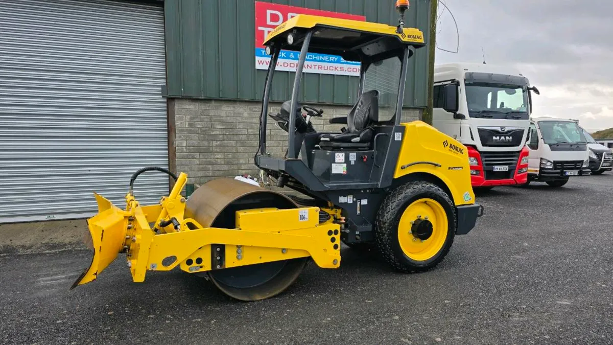 Bomag BW124 DH with Dozer blade - Image 1