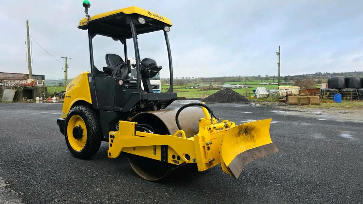 Bomag BW124 DH with Dozer blade - Image 3