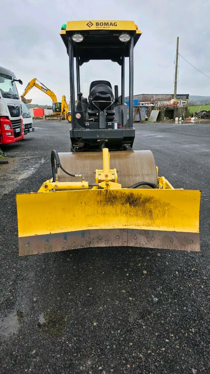 Bomag BW124 DH with Dozer blade - Image 4