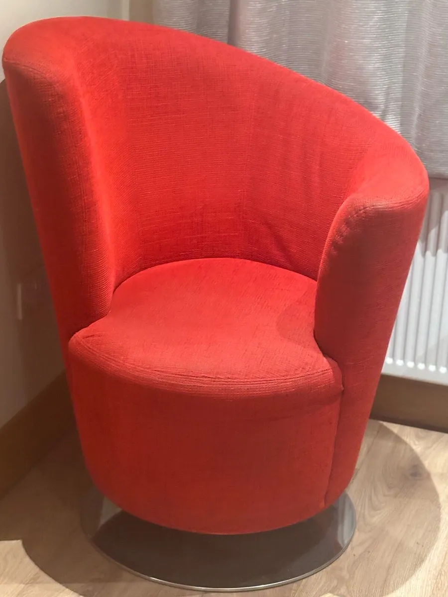 Diamond Living Featured Chair - Image 1