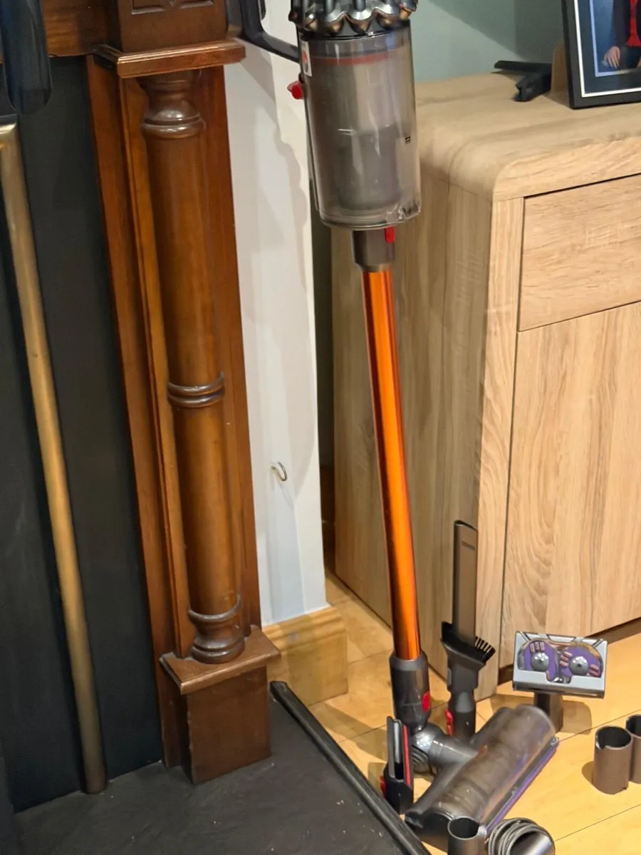 DysonV8 vacuum cleaner - Image 2