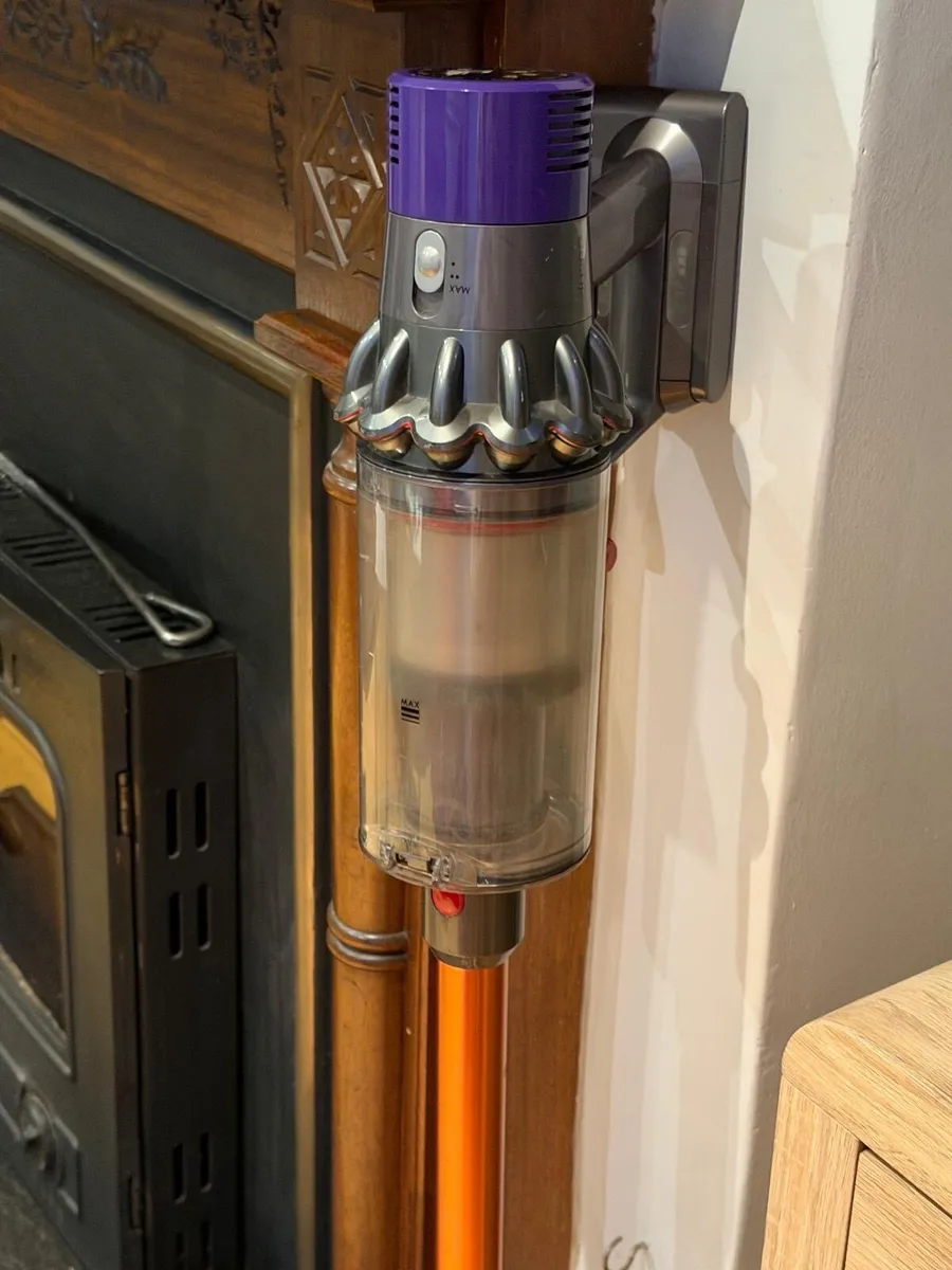 DysonV8 vacuum cleaner - Image 3