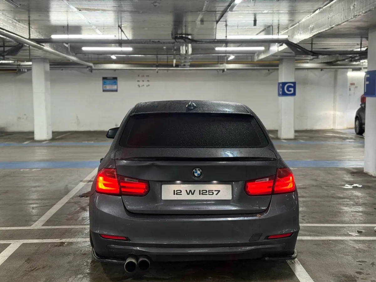 BMW F30 2012 - Image 2