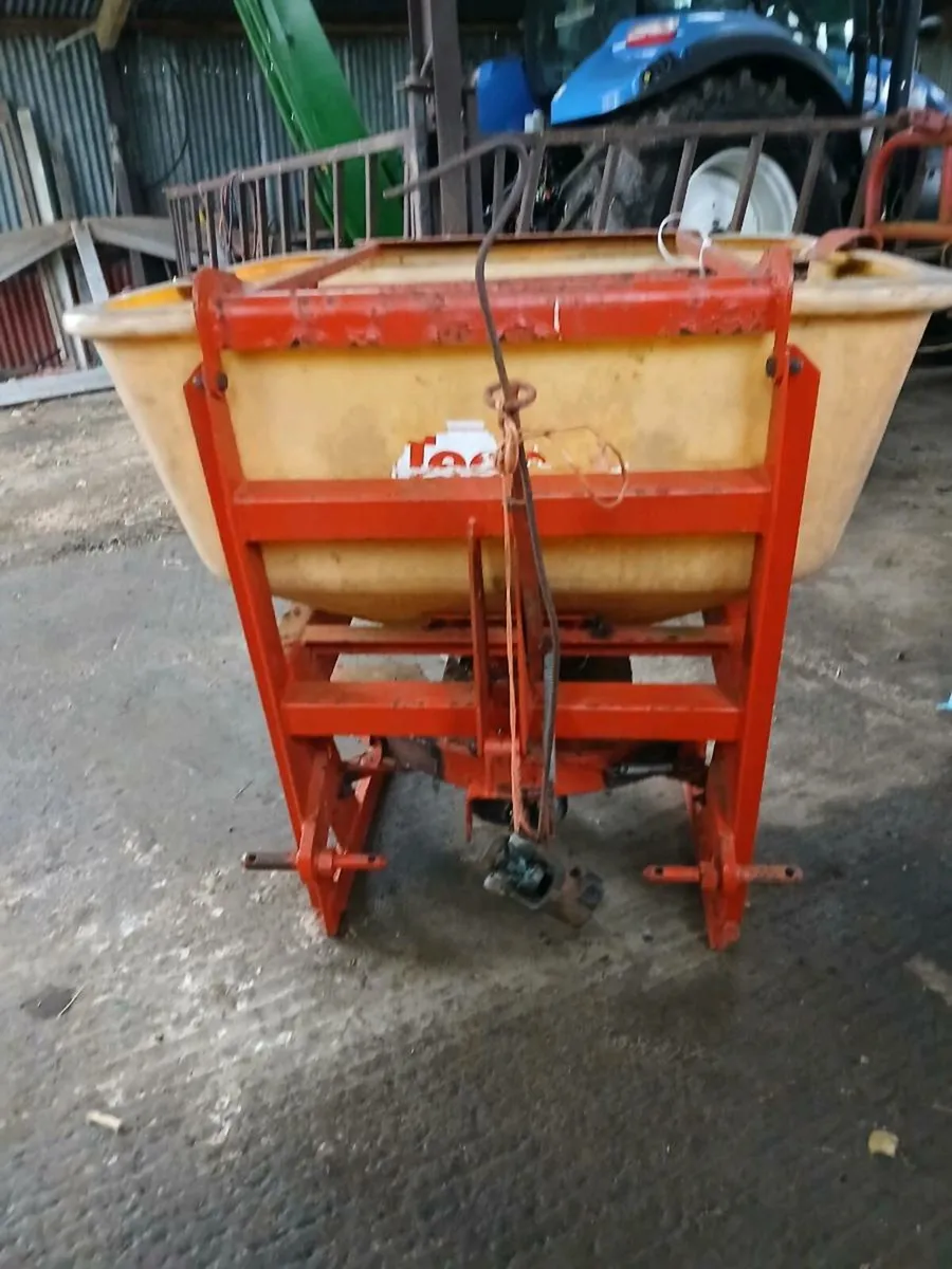 Fertilizer spreader - Image 1