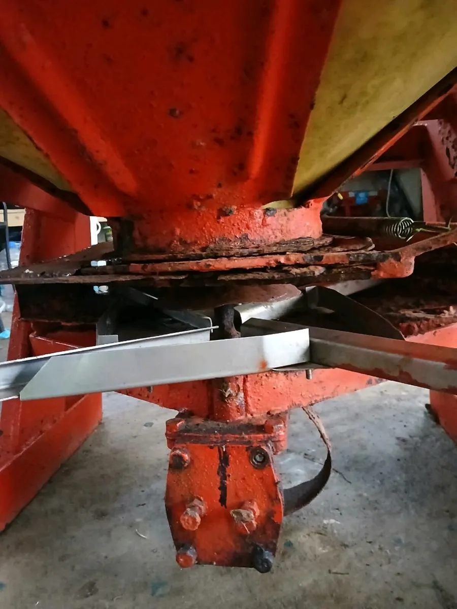 Fertilizer spreader - Image 3