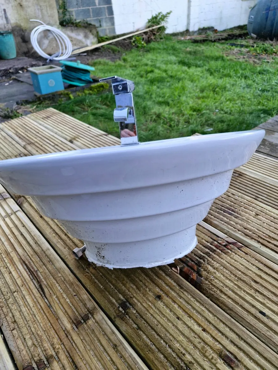 Bathroom basin - Image 3