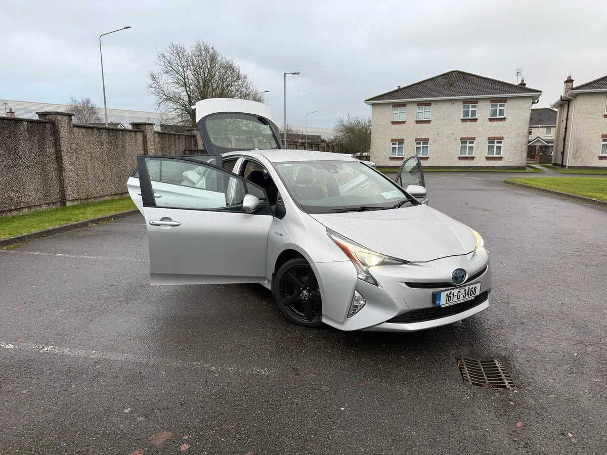 Toyota Prius with Toyota Warranty - Image 2
