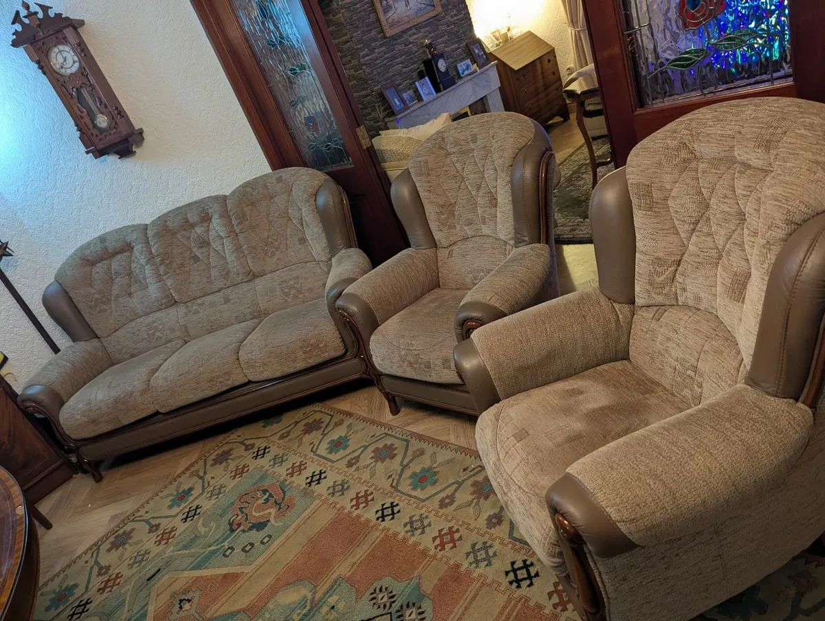 3 seater sofa and 2 chairs - Image 1