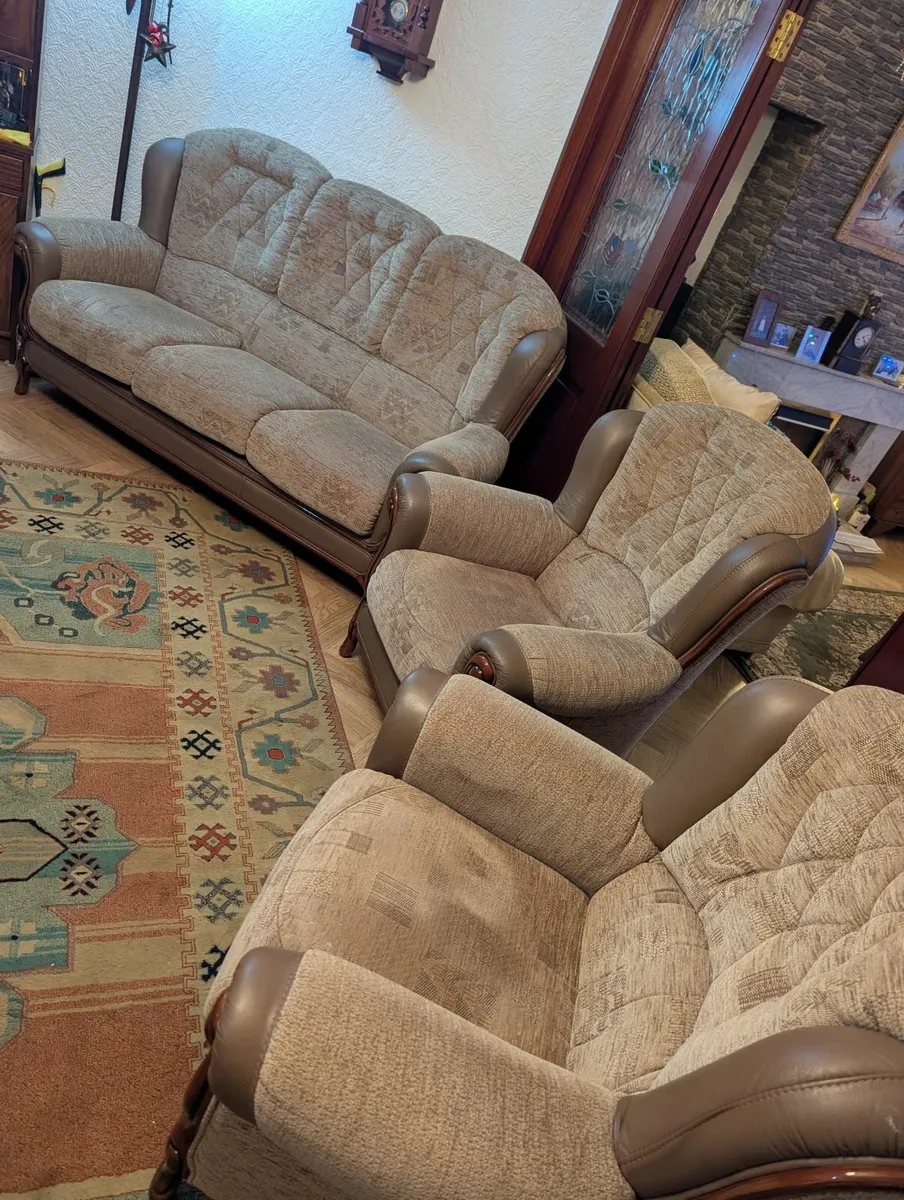 3 seater sofa and 2 chairs - Image 2