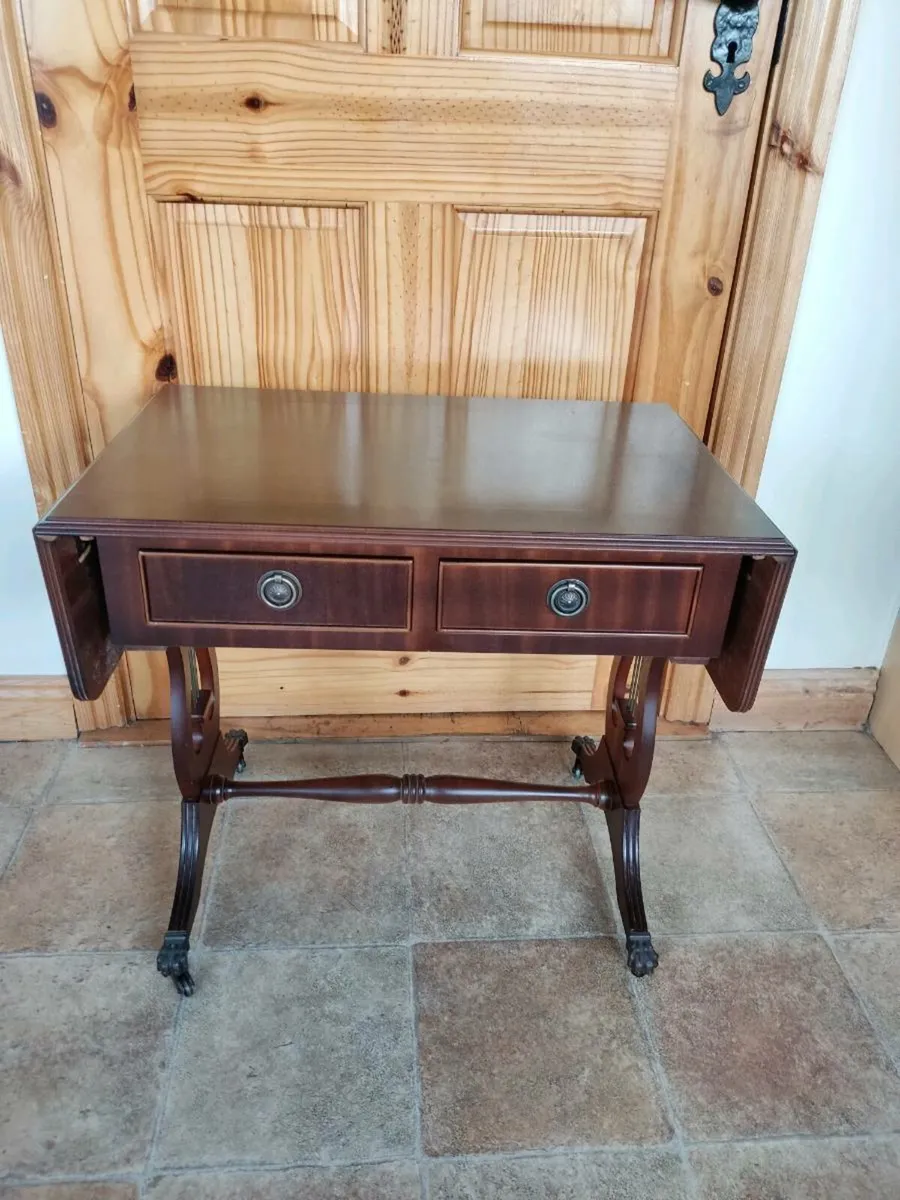 Vintage drop leaves table, 2 stools - Image 2