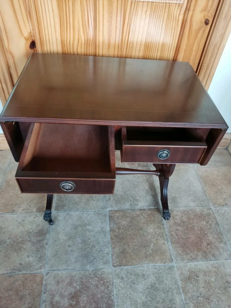 Vintage drop leaves table, 2 stools - Image 4