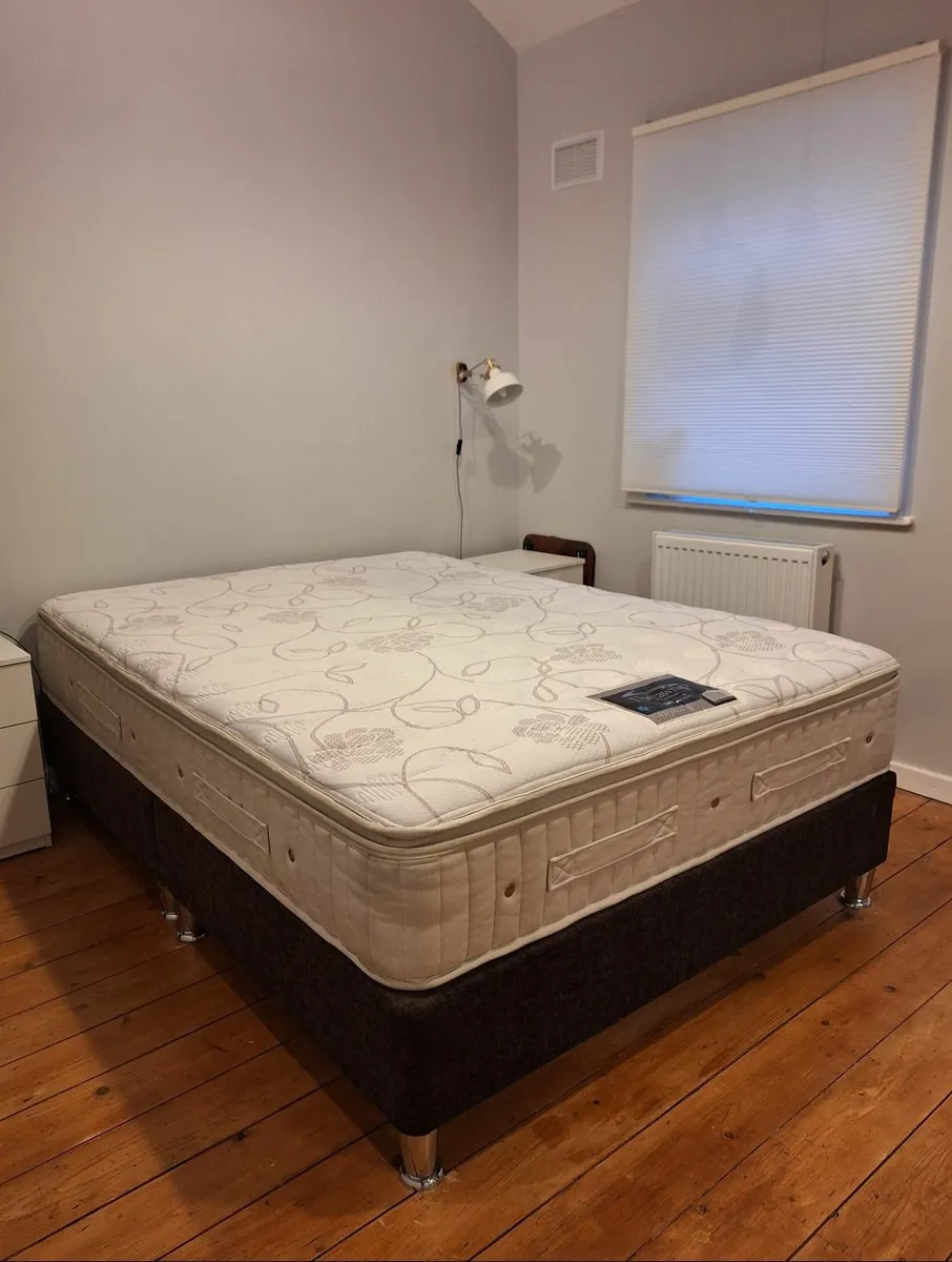 King size bed - Image 1