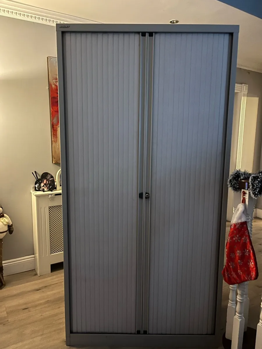 Reception counter storage units chairs - Image 3