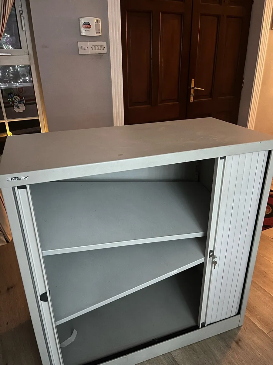 Reception counter storage units chairs - Image 4