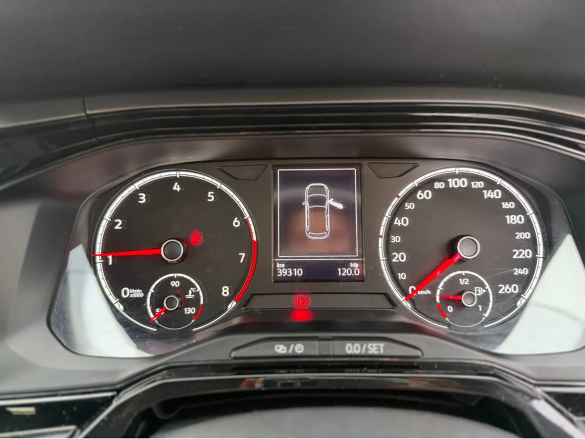 Volkswagen Polo VERY LOW MILEAGE - TRENDLINE 1.0 M - Image 2