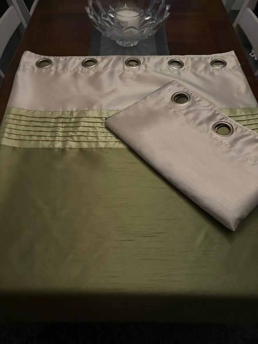 Bed set and curtains - Image 1